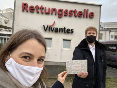 Inga Frohman und Roman Simon bergeben Geschenke an die Rettungswache (Vivantes Auguste-Viktoria-Klinikum) in Friedenau 